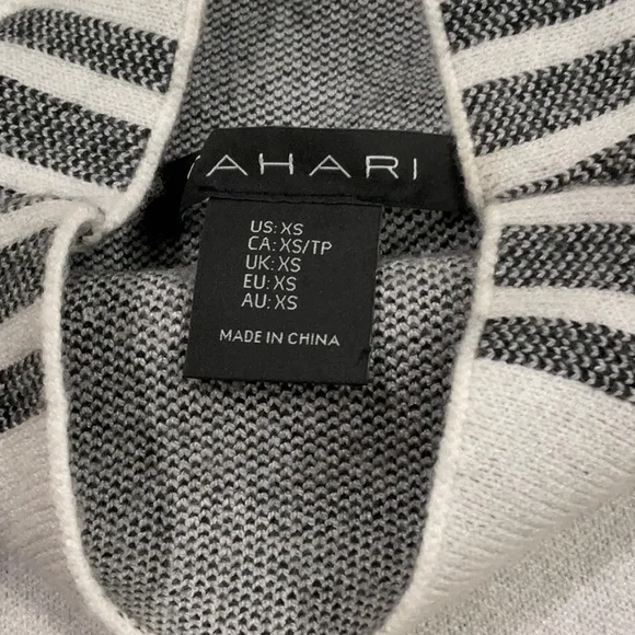 TAHARI Turtleneck sweater with black and white check print.Size XS - Picture 3 of 7